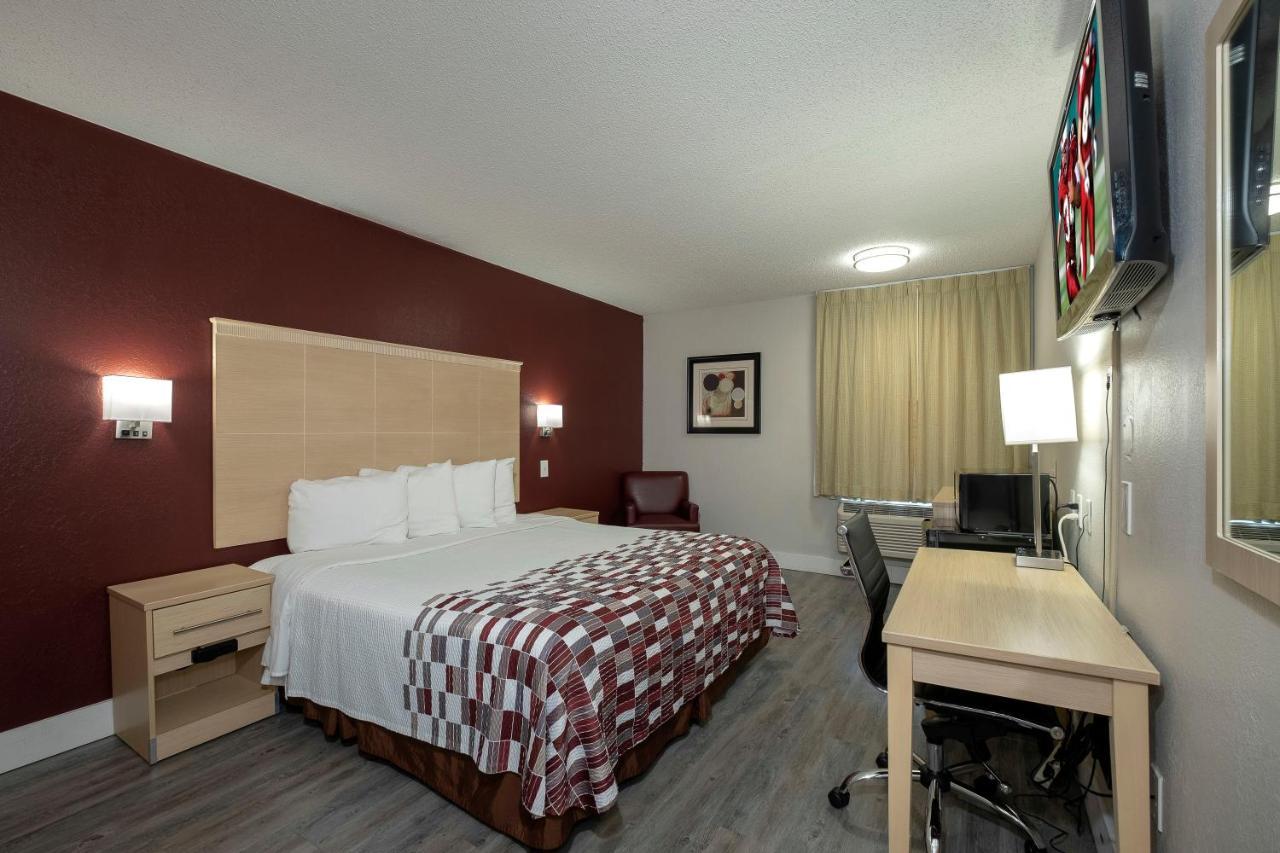 Red Roof Inn Raleigh North-Crabtree Mall-Lenovo Center Bagian luar foto