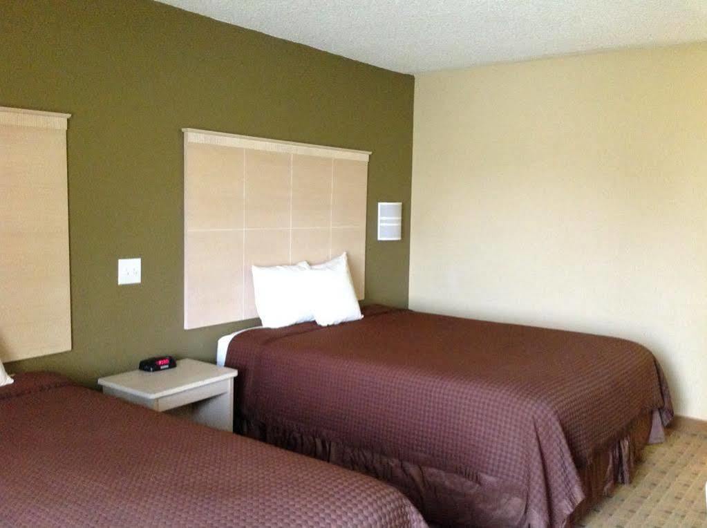 Red Roof Inn Raleigh North-Crabtree Mall-Lenovo Center Bagian luar foto