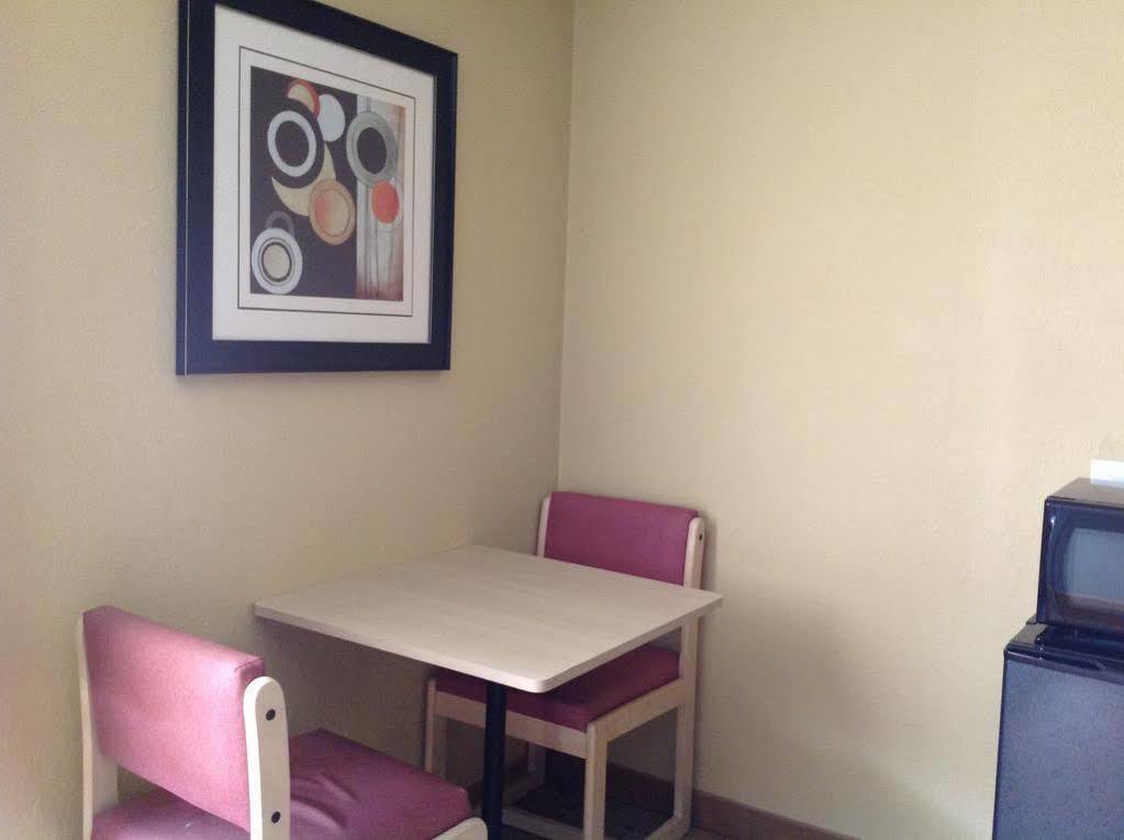 Red Roof Inn Raleigh North-Crabtree Mall-Lenovo Center Bagian luar foto